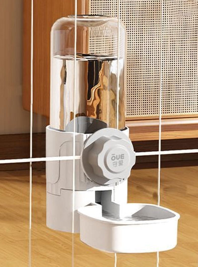 Pet hanging water feeder
